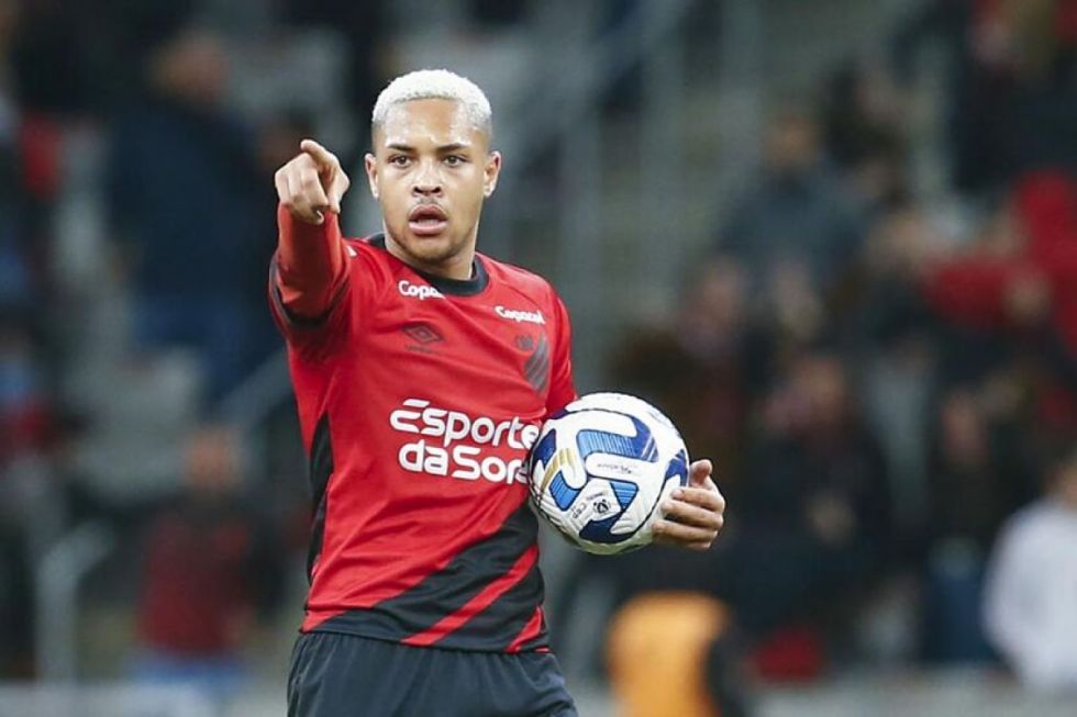 Vitor Roque ya entusiasma  a la afición del Barcelona