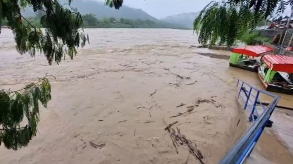 Crecida del río Bermejo provoca miedo a los chalaneros, suspenden el paso pluvial (Video)