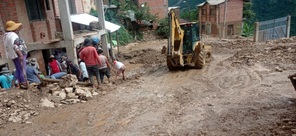 Evacúan a familias afectadas por deslizamiento en La Asunta y trabajan en estabilización de la zona