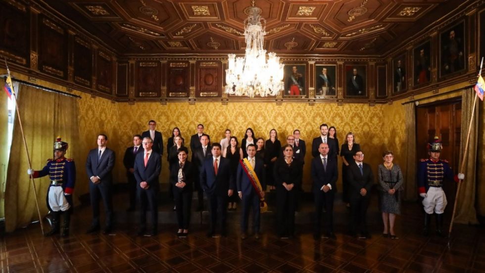 Ecuador: anuncian despidos de funcionarios públicos