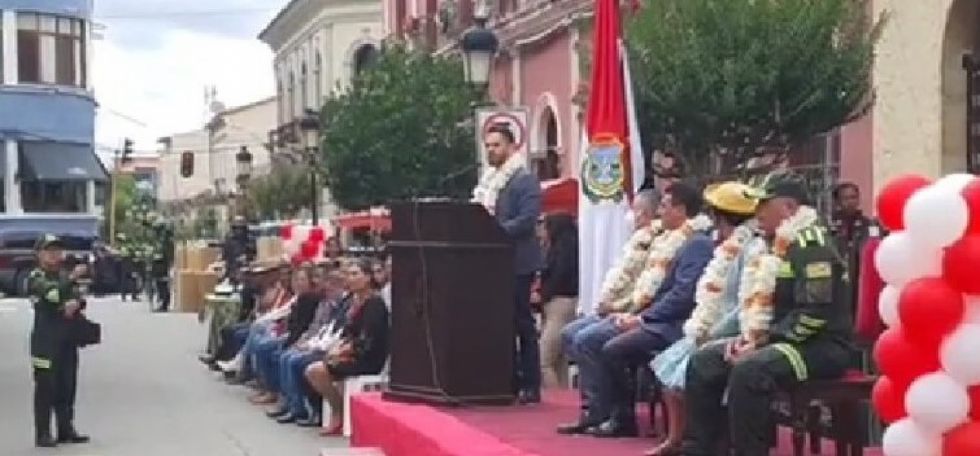 Ministro Del Castillo llegó a Tarija para la entrega de vehículos a la Policía Boliviana