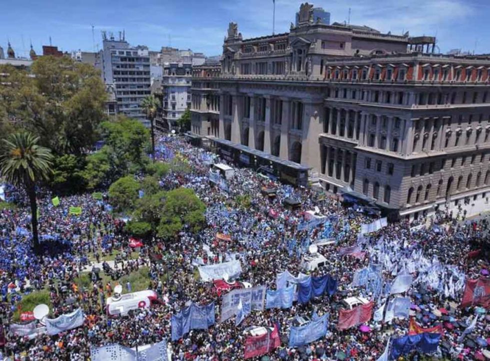 Cámara argentina dictó cautelar contra decreto