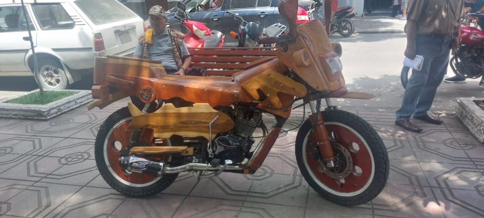 Ramón, el artesano que soñaba con crear una moto de madera 