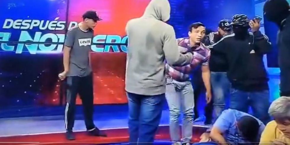 Ecuador: Delincuentes armados secuestran un canal de televisión en vivo (Videos)