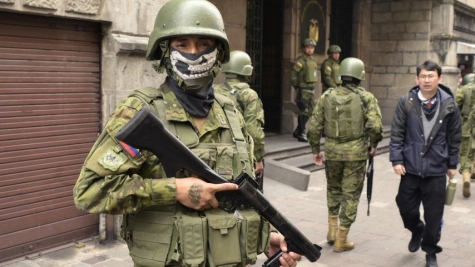 Presidente de Ecuador identifica grupos armados y ordena operaciones militares 