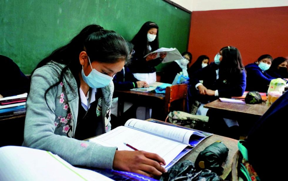 No descartan retomar uso del barbijo en los colegios 