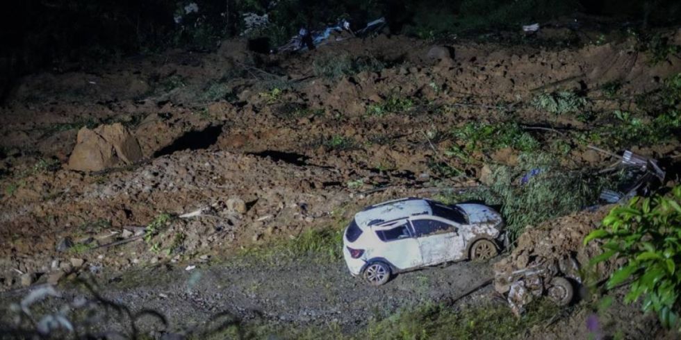 Tragedia en Colombia: Al menos 23 muertos tras alud que sepultó una carretera y una casa