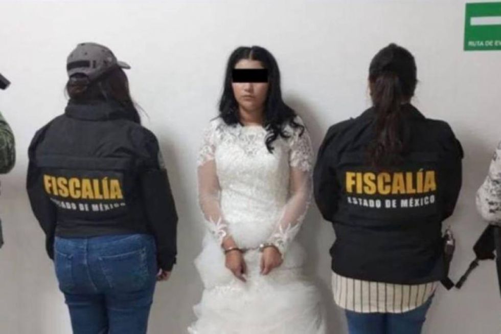 Vestida de novia y en plena boda, así detuvo la policía a una mujer acusada de extorsión