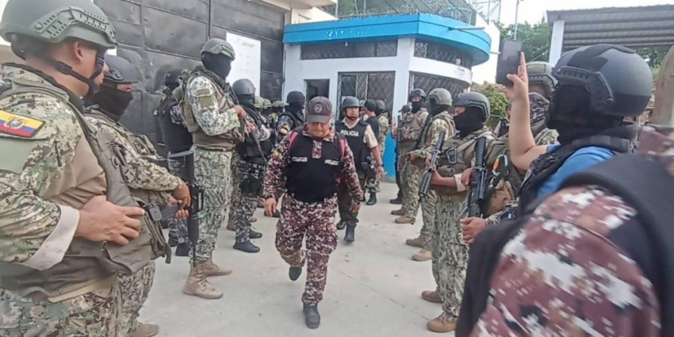 FFAA de Ecuador recuperan el control de dos cárceles ocupadas por prisioneros