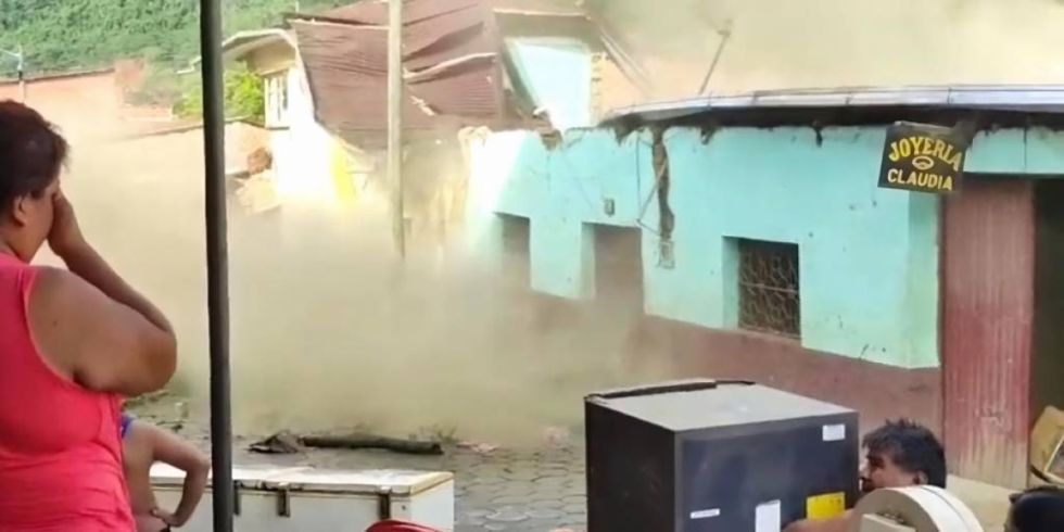 Video: La inundación en Tipuani deja casas afectadas que se derrumban en medio de la evacuación