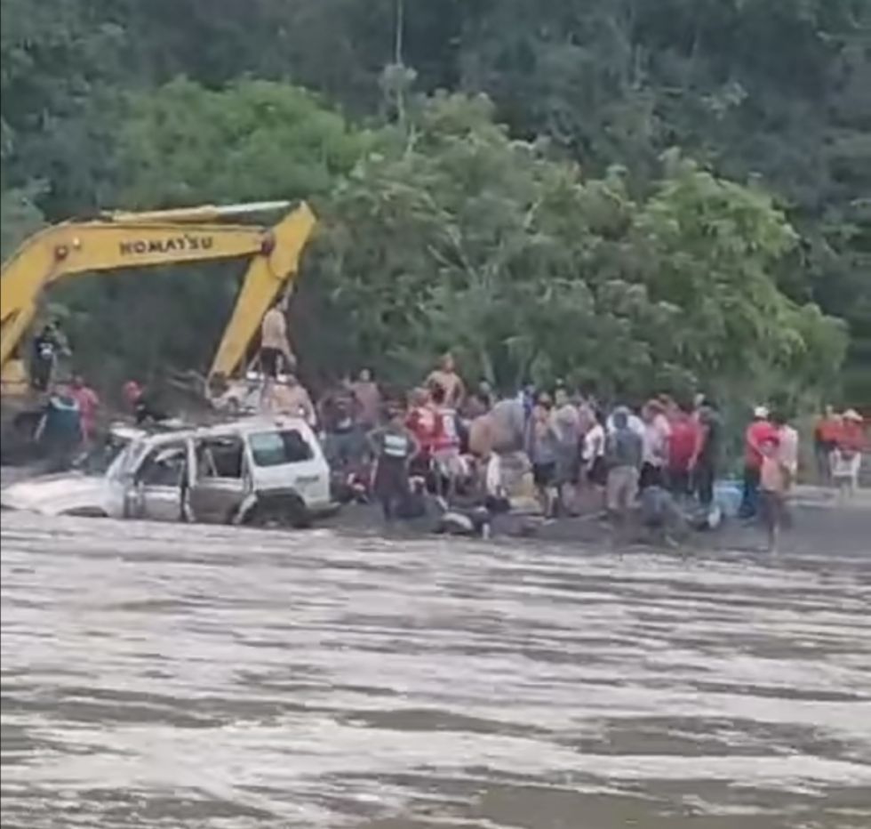 Un vehículo es arrastrado por un río en Tipuani; hay cuatro muertos y dos desaparecidos