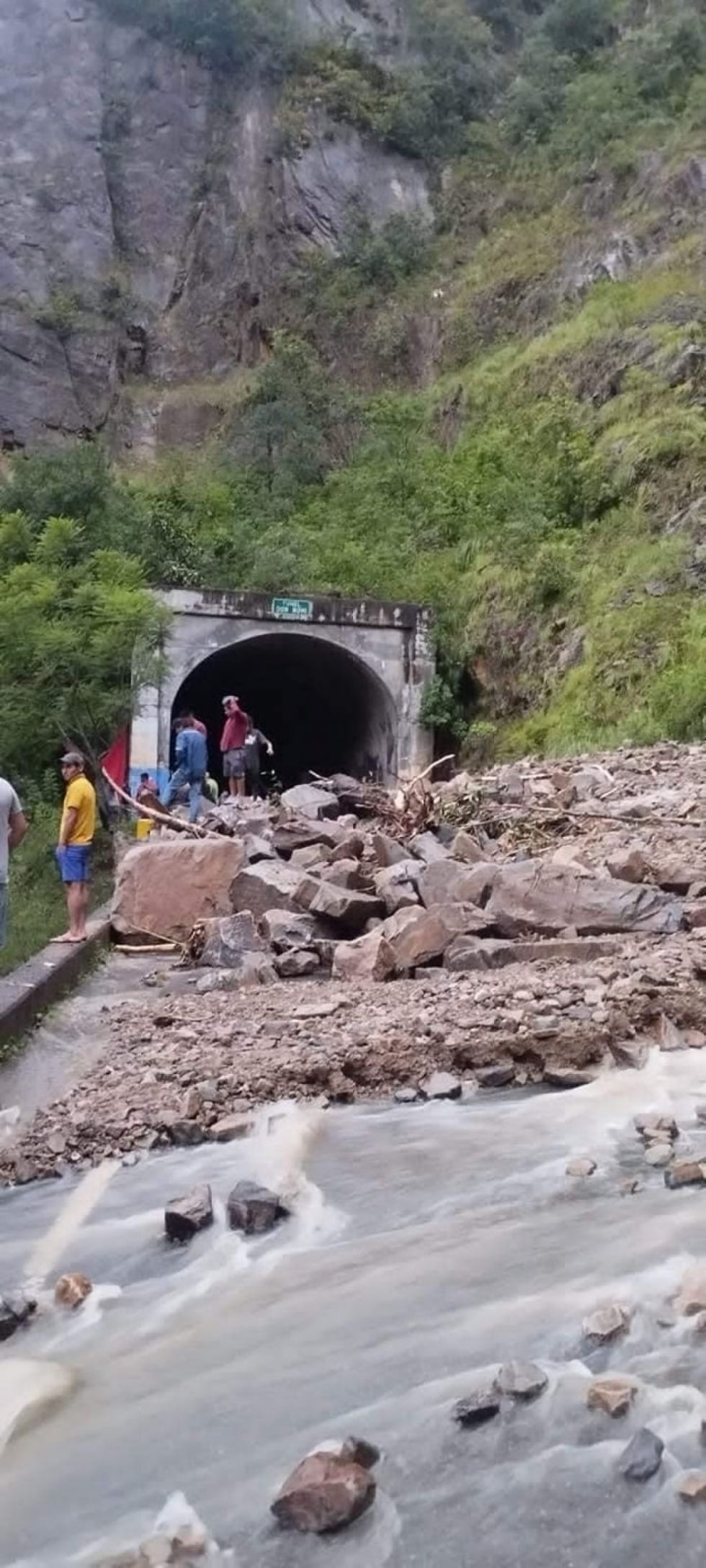 Derrumbe en la ruta Bermejo-Tarija deja varios vehículos varados
