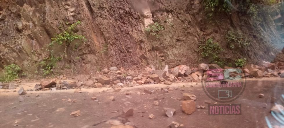 Reportan la presencia de piedras sobre la capa asfáltica