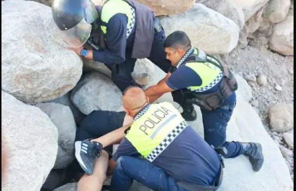Joven queda atrapado entre rocas al intentar una selfie en El Mollar