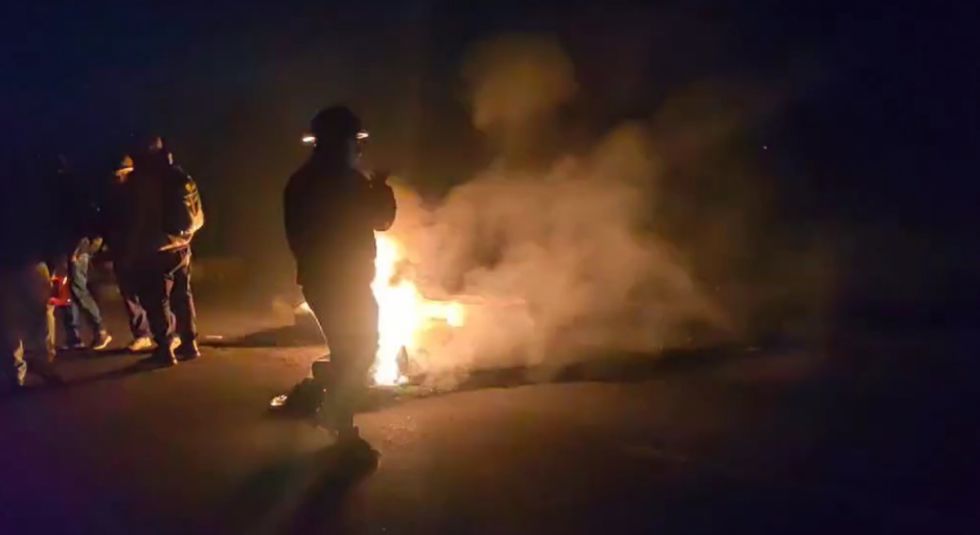 Urgente: Inician los bloqueos en el Trópico y en la doble vía Oruro - La Paz