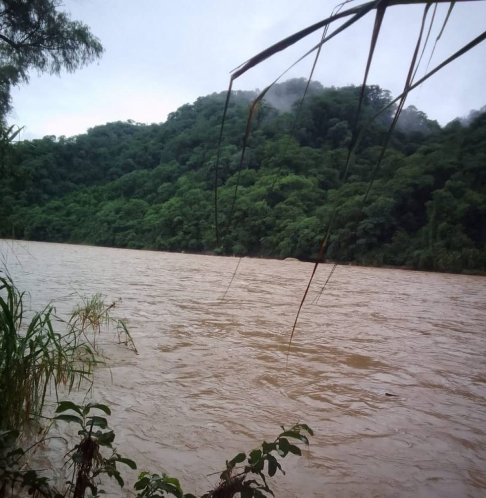Suspenden el paso por chalanas en la frontera de Bermejo debido a la crecida del río