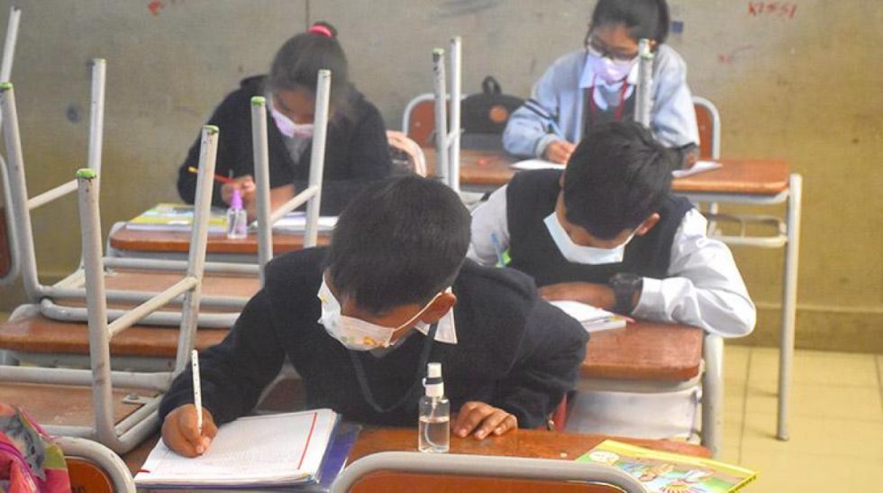 El uso de barbijo será obligatorio en las aulas, confirman Salud y Educación
