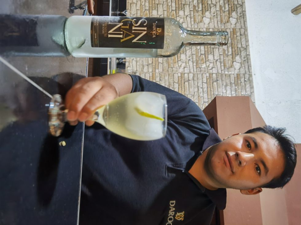 Elvin Rodríguez sirve un refrescante chuflay Daroca.