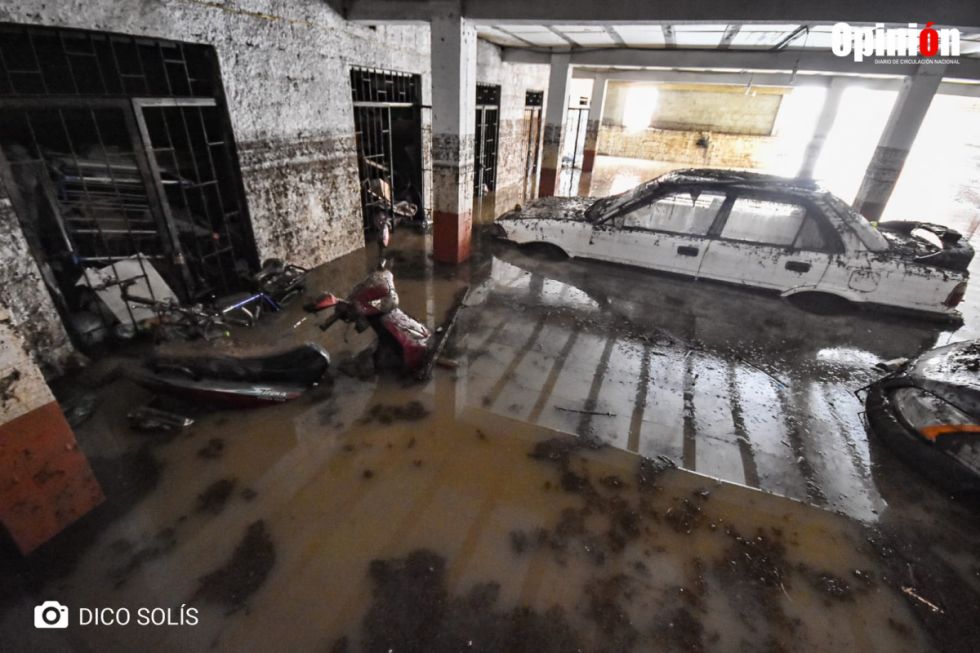 Alfombras de lodo y piedras, viviendas y movilidades destruidas tras intensa lluvia en Cochabamba