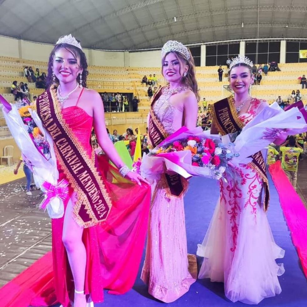 Milena Flores brilla como reina del Carnaval mendeño 2024