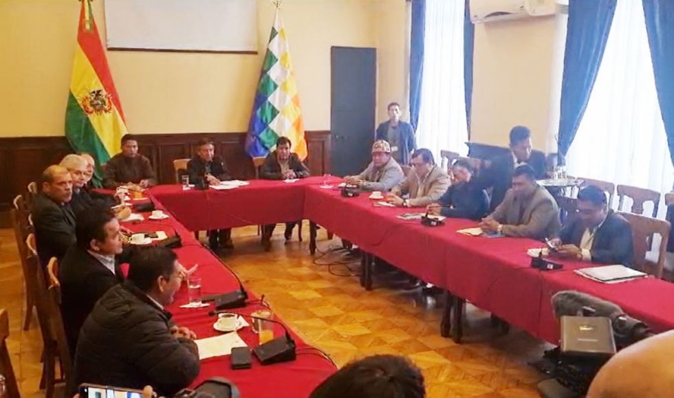 Políticos se reúnen en la Vicepresidencia para buscar una salida al conflicto por las judiciales