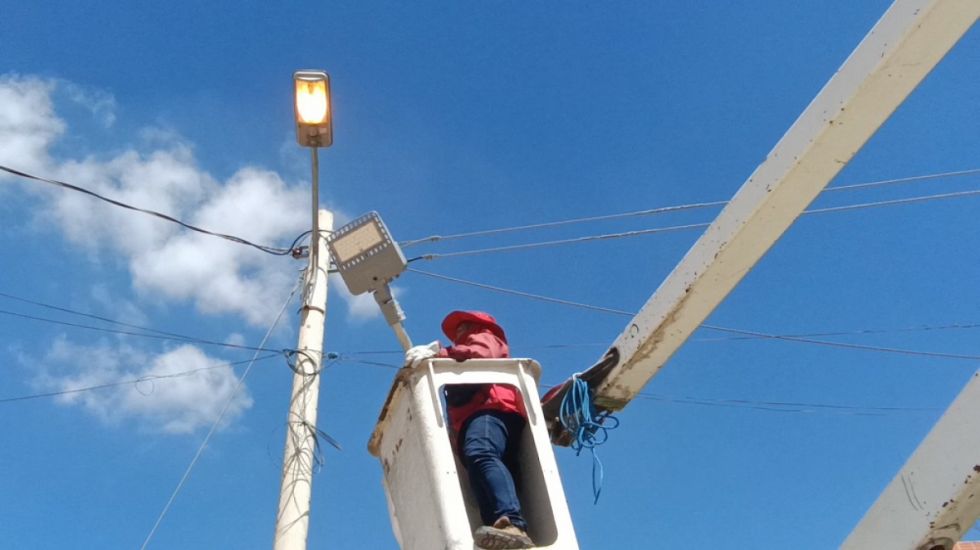 Alcaldía instala 40 luminarias en un barrio del Distrito 7 