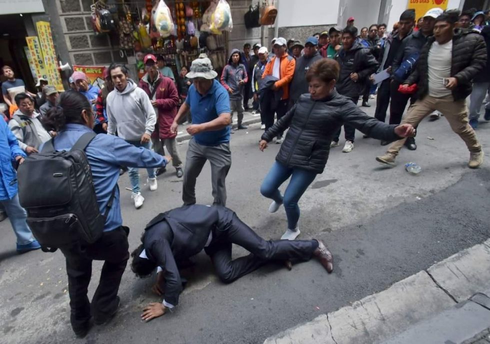 ‘Evistas y Arcistas’ a los golpes en inmediaciones de Vicepresidencia por elecciones judiciales