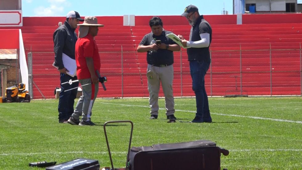 IV Centenario: Con evaluación del césped, la comisión de Conmebol concluyó con la inspección