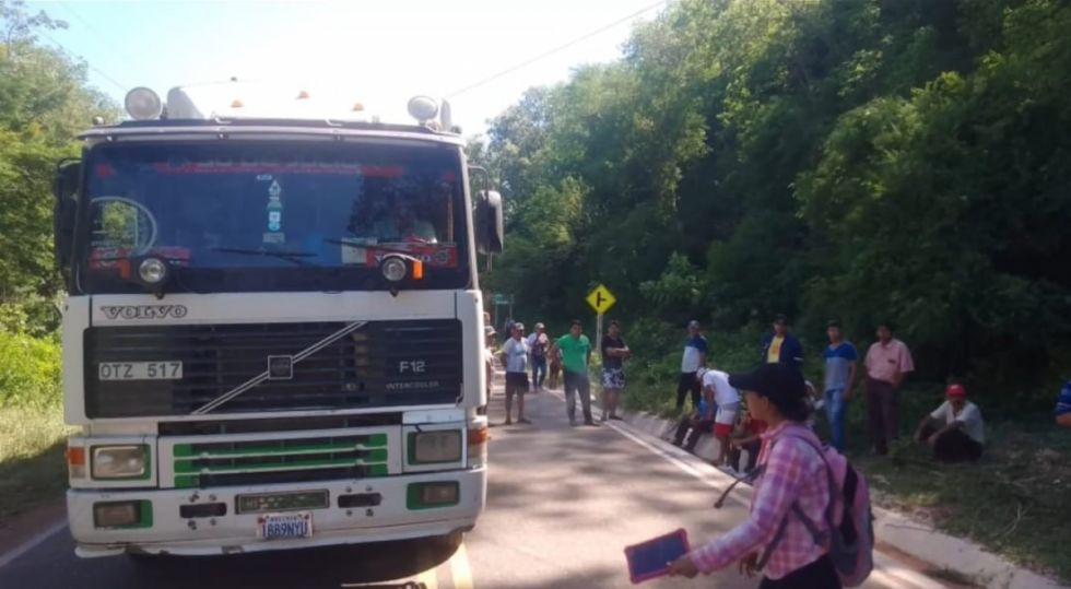 Desocupados bloquearon la ruta Villa Montes-Tarija exigiendo oportunidades laborales