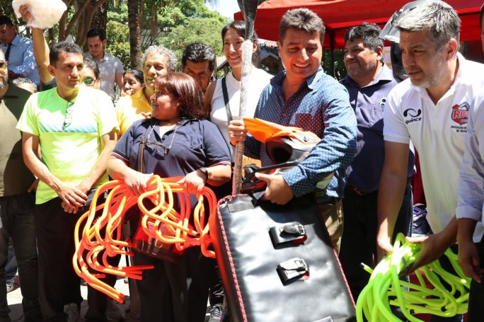 La Alcaldía entregó material a 27 asociaciones deportivas de Tarija 