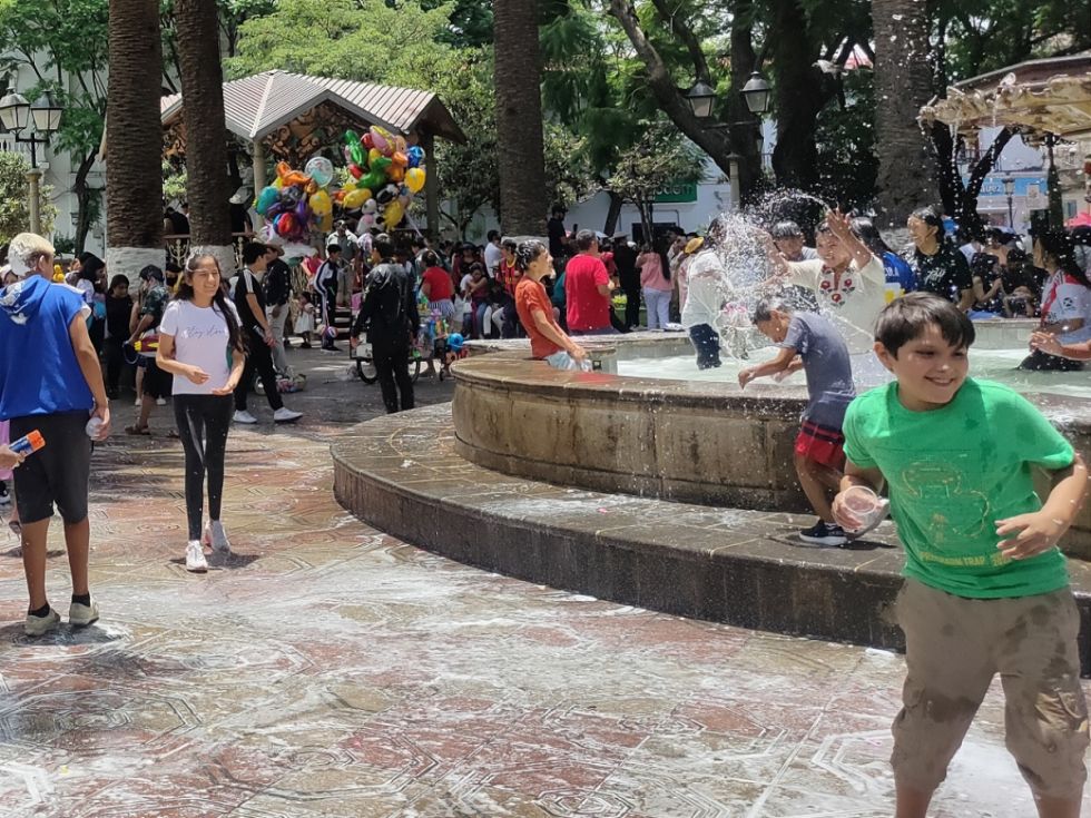 “Mojazón” responsable: cómo disfrutar el Carnaval sin derrochar agua