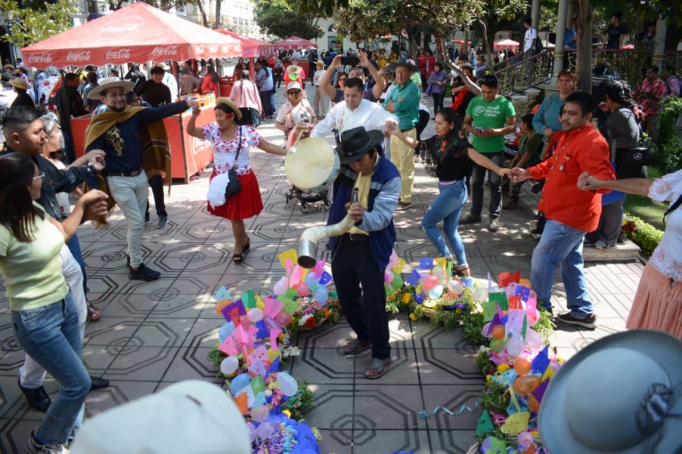 Sol radiante y alegría contagiosa marcan el Jueves de Compadres en Tarija (Fotos)