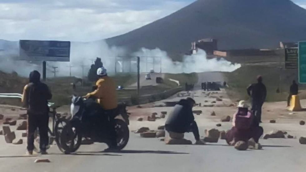 Enfrentamientos en Caracollo deja policías heridos y ruta Oruro-La Paz bloqueada