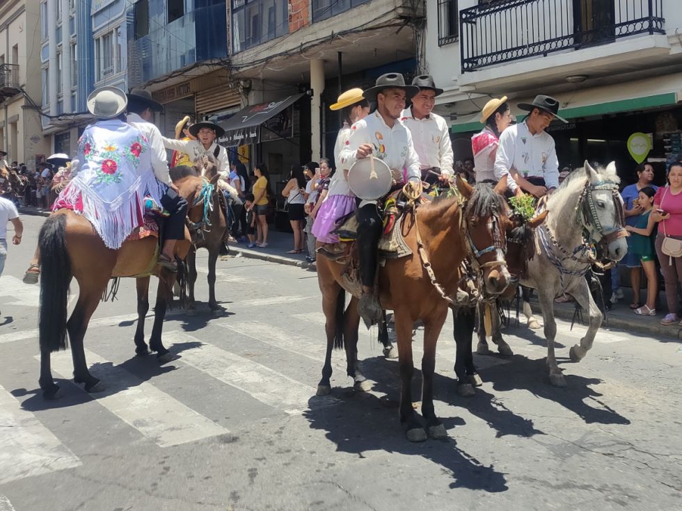 Recuerdos de la colorida Cabalgata que marcó el inicio del Carnaval Chapaco 2024 (IMÁGENES)