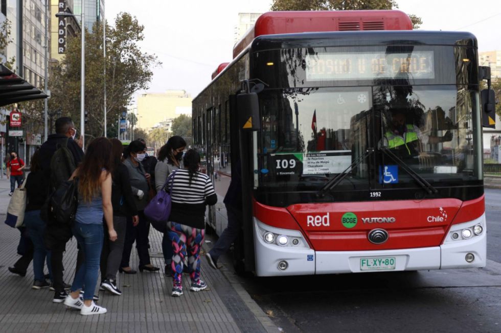 Elevan precio del transporte público en Chile