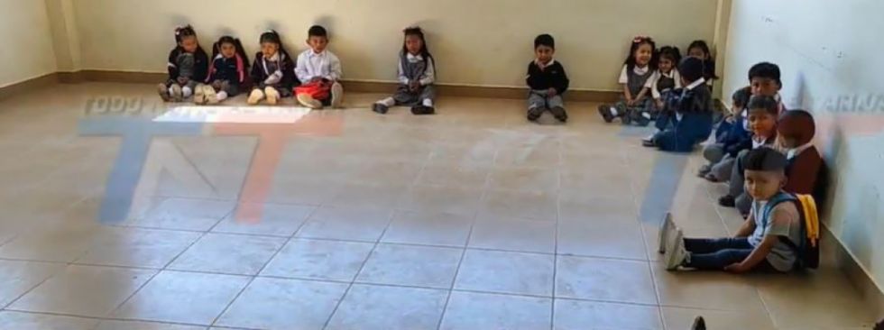 Tarija: Niños pasan clases en el suelo en el primer día de colegio (Video)
