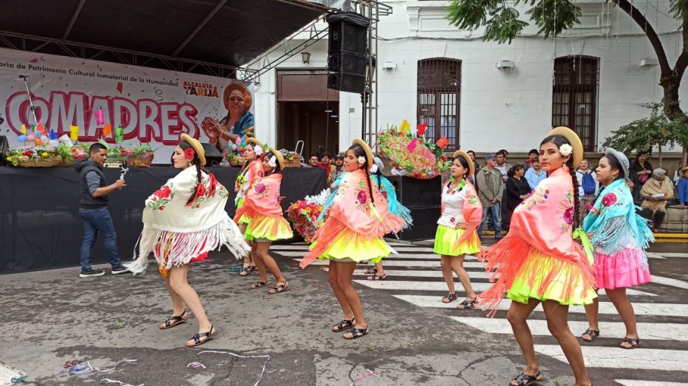 Jueves de Comadres: Baile, tradición, amistad y alegría bajo el cielo tarijeño
