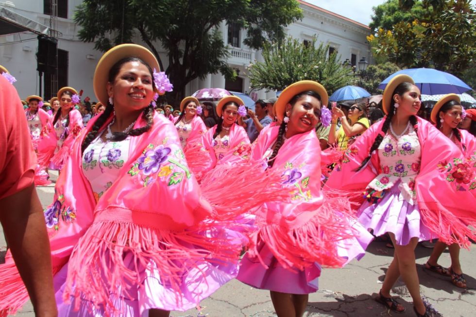 Las Comadres llenaron de color las calles de Tarija