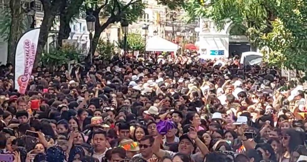 La plaza abarrotada de personas
