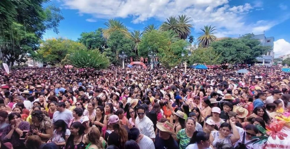 Cientos abarrotaron la plaza principal de Tarija en el Jueves de Comadres por el Carnaval Chapaco 2024 