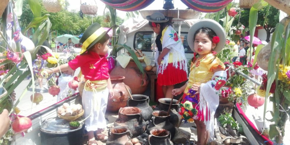 Mostrando la tradicional elaboración de la chicha