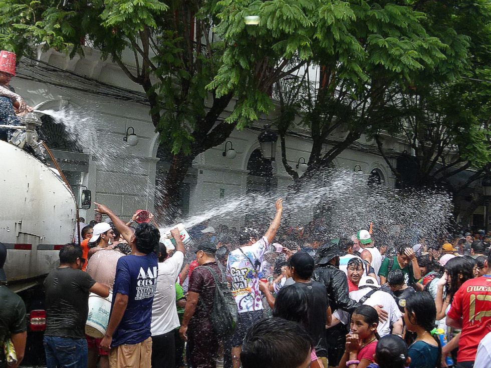 Chamuyada en la plaza Luis de Fuentes