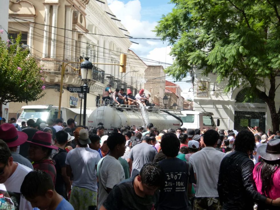 Chamuyada en la plaza Luis de Fuentes