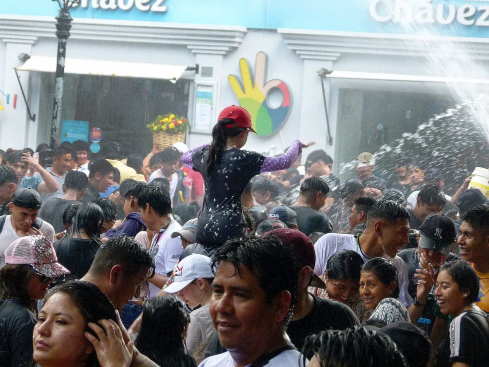 Chamuyada en la plaza Luis de Fuentes