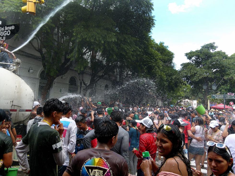 Chamuyada en la plaza Luis de Fuentes