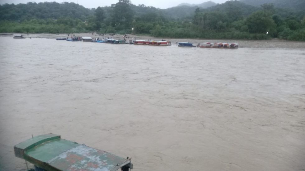 Cortan el paso de Chalanas en Bermejo mientras gomones desafían la crecida del río