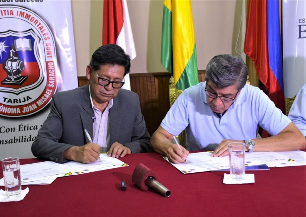 Ministerio y UAJMS firman convenio por capacitación 