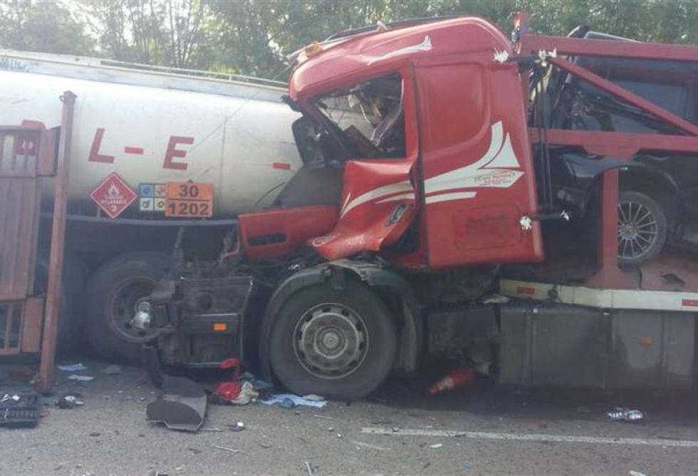Colisión entre un cisterna de Bolivia y un camión paraguayo en Argentina