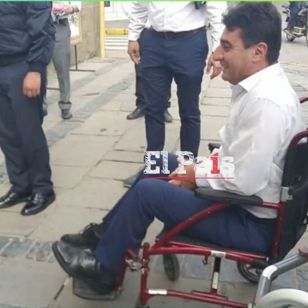 En silla de ruedas, alcalde Torres retoma sus funciones tras incidente en el corso de Carnaval