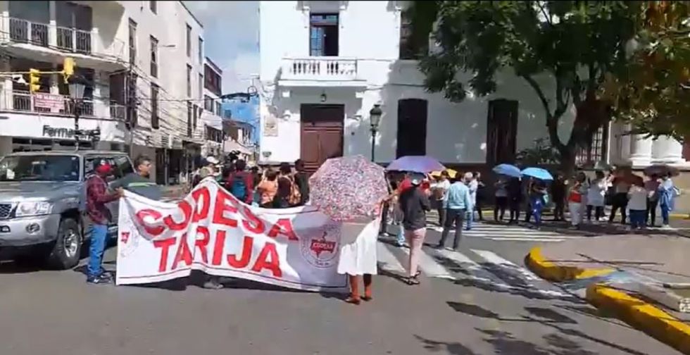 Médicos y salubristas de Tarija paralizan servicios en protesta contra jubilación obligatoria
